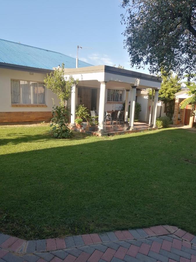 Lala Poa Guest House Klerksdorp Exterior foto