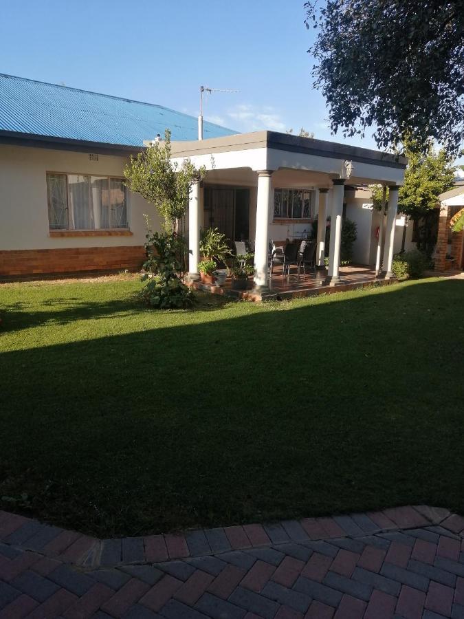Lala Poa Guest House Klerksdorp Exterior foto